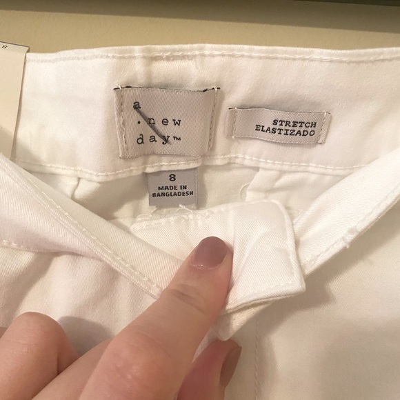 White shorts - Picture 3 of 4